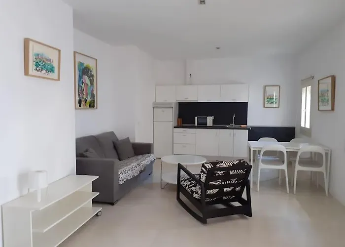 Cosy Flat / Literally At The Foot Of Alhambra