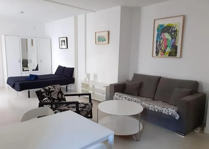 Cosy Flat / Literally At The Foot Of Alhambra